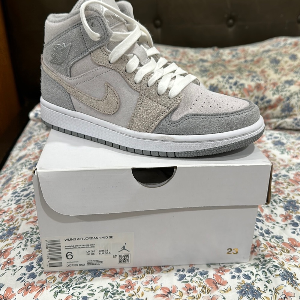 Authentic brand new womens air Jordan Mid SE  size 6 in particle grey suede
